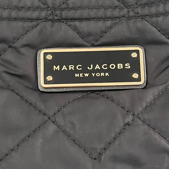 Marc Jacobs quilted purse. Crossbody, w/adjustable strap, internal pocket. Black - Picture 4 of 12